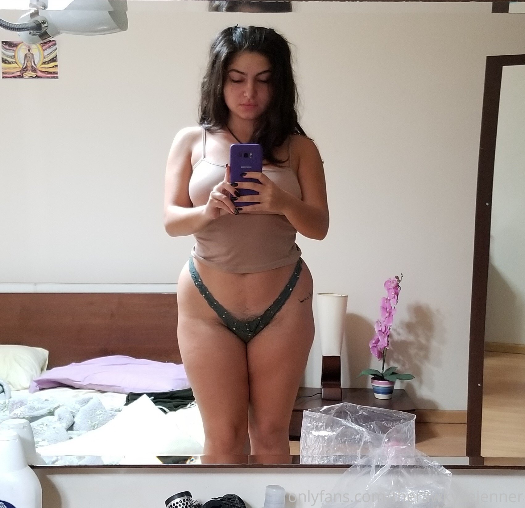 Perfeita bl00m00n de calcinha molhada no chuveiro