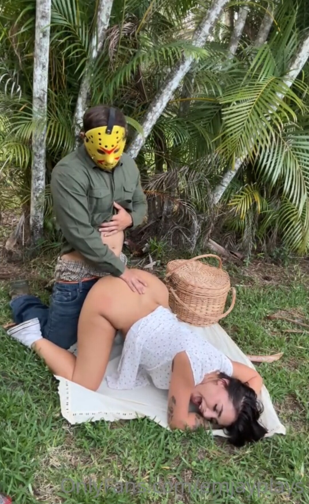 Emily Rinaudo — OnlyFans vazado, com o bumbum empinado na cama