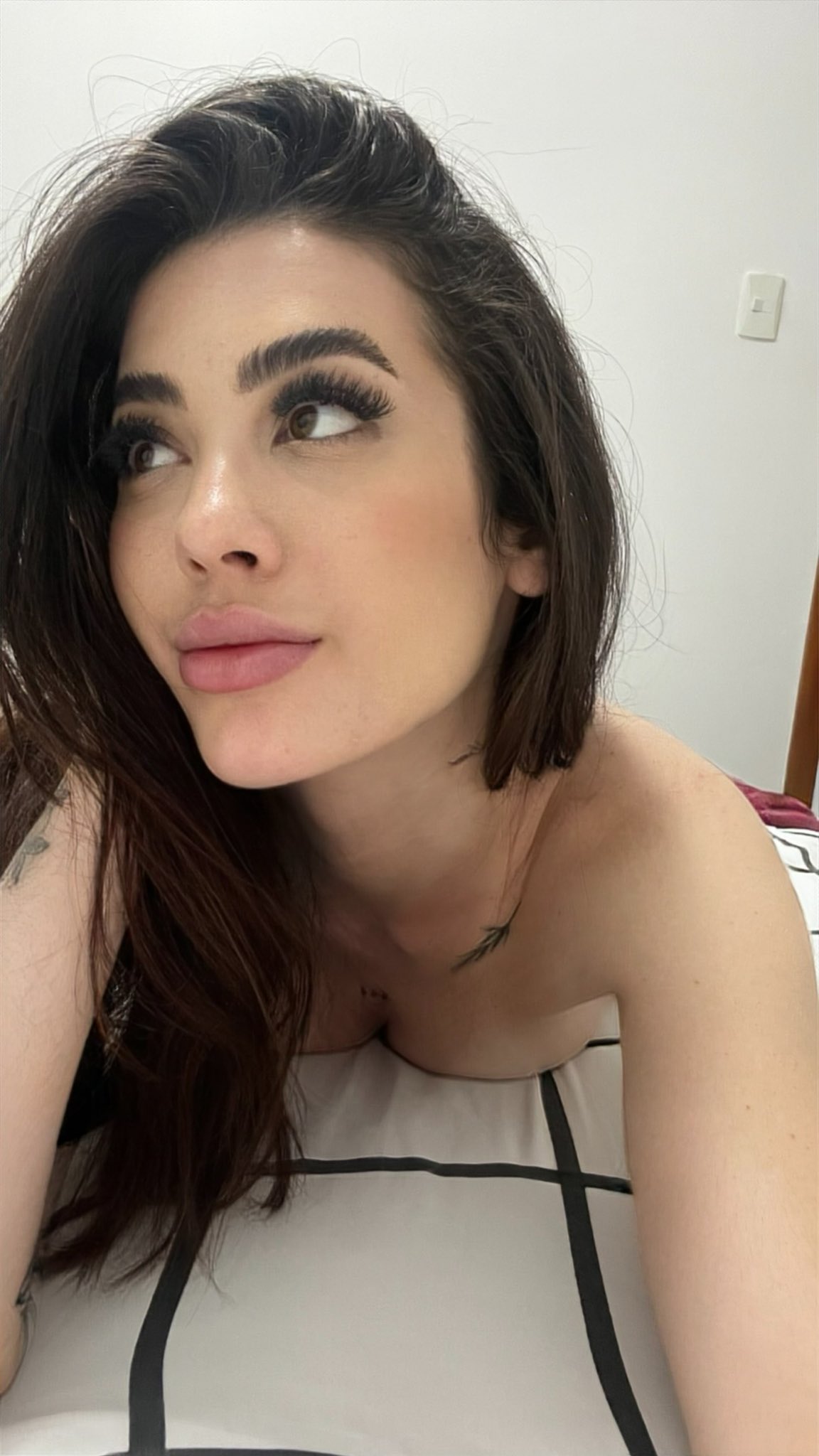 Kaiani Santos seduzindo a câmera, provocando na webcam