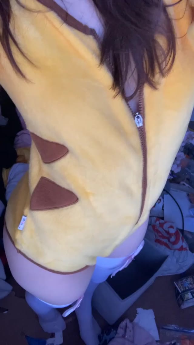 Brincando sozinha na cama