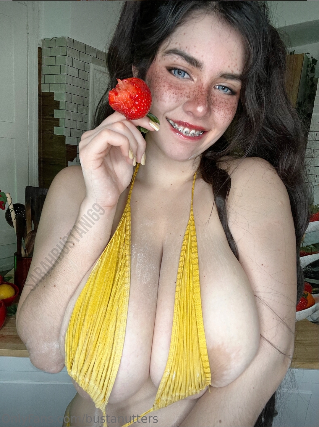 Provocando de quatro no chão 💦 — pack de fotos de Sarah Bustani vazado