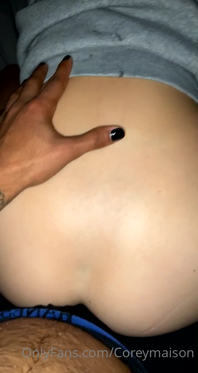 De calcinha fio na cozinha — travesti Corey Maison sem censura