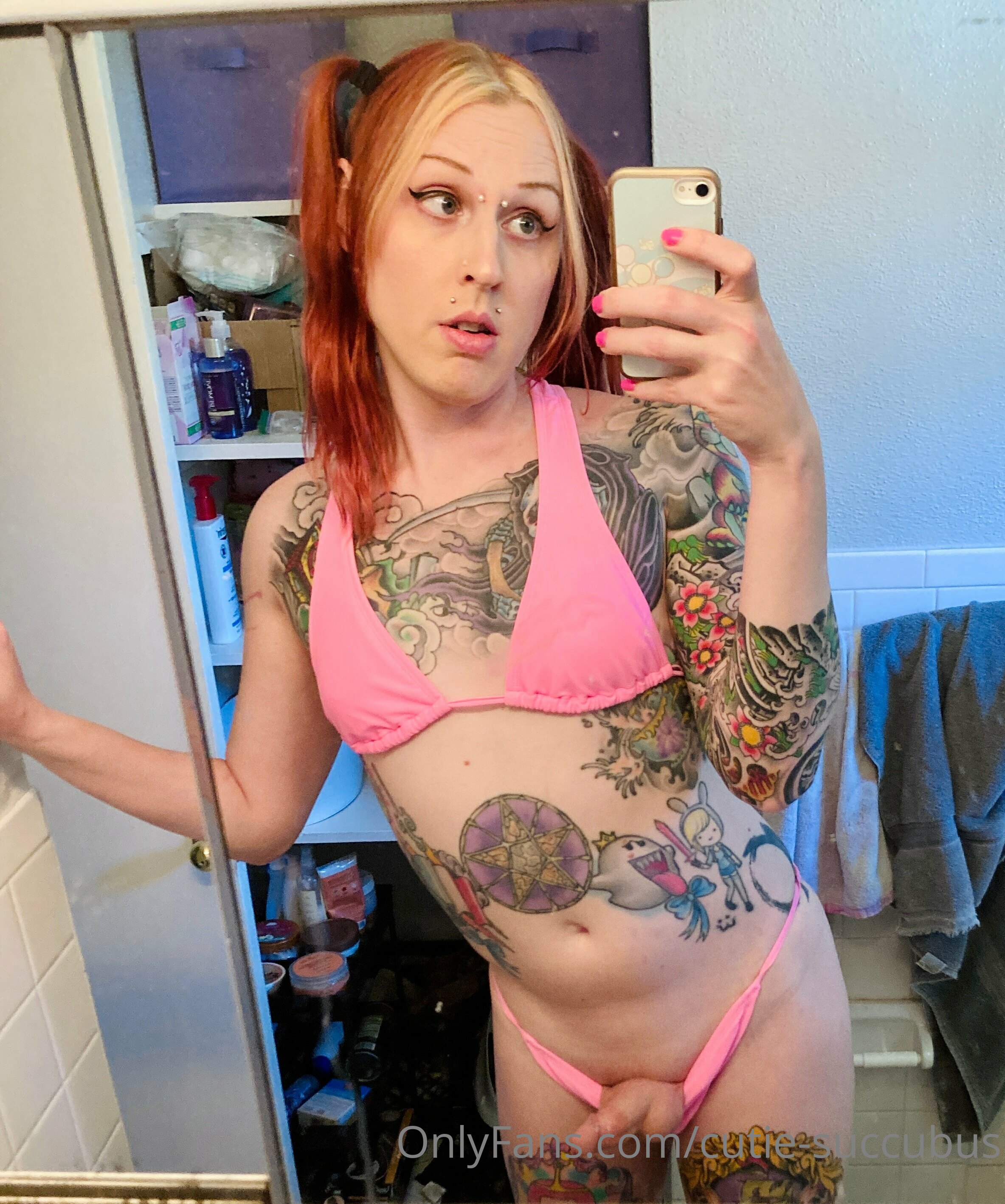 Tgirl BansheesSidney/Cutiesuccubus tirando a roupa bem devagar