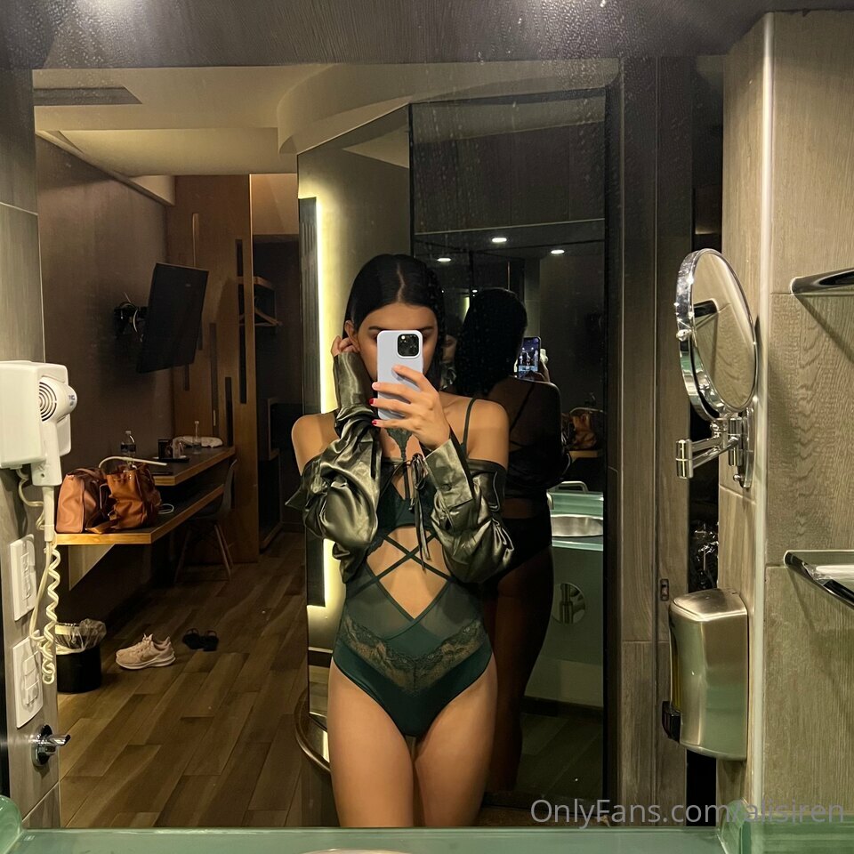 Tgirl Alice Calderon (alisiren) tirando a roupa bem devagar