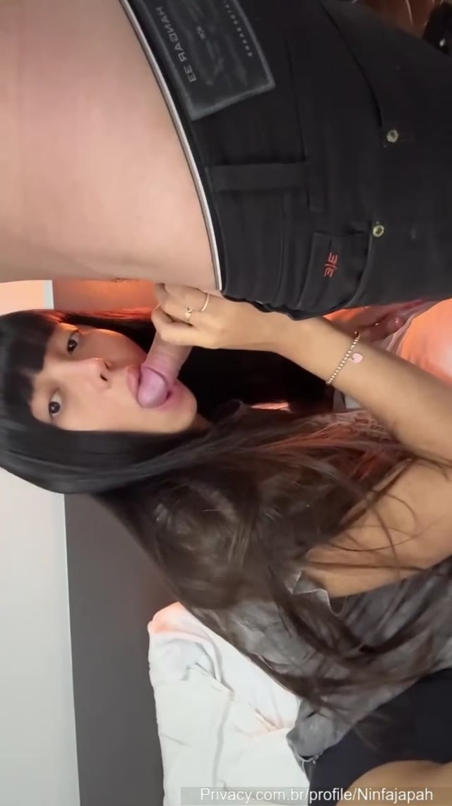 Ninfa Japa: trans amadora brasileira, De quatro no sofá