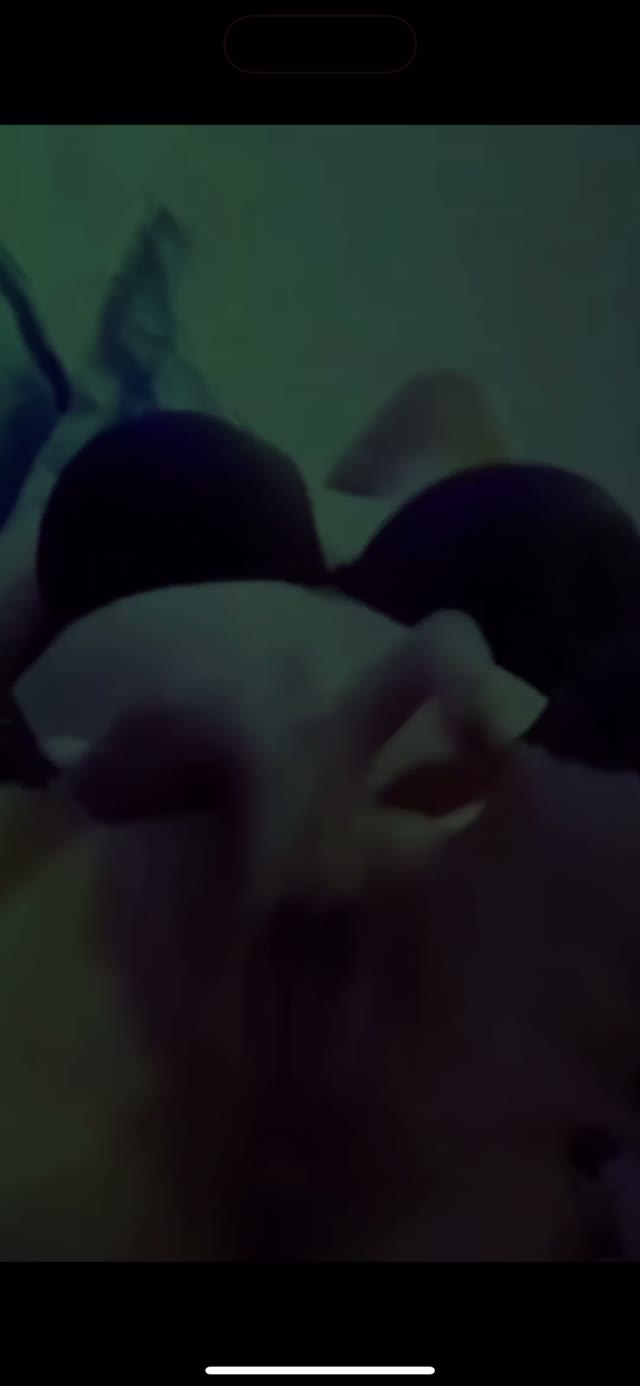 Se tocando embaixo do lençol — travesti _himen0 sem censura