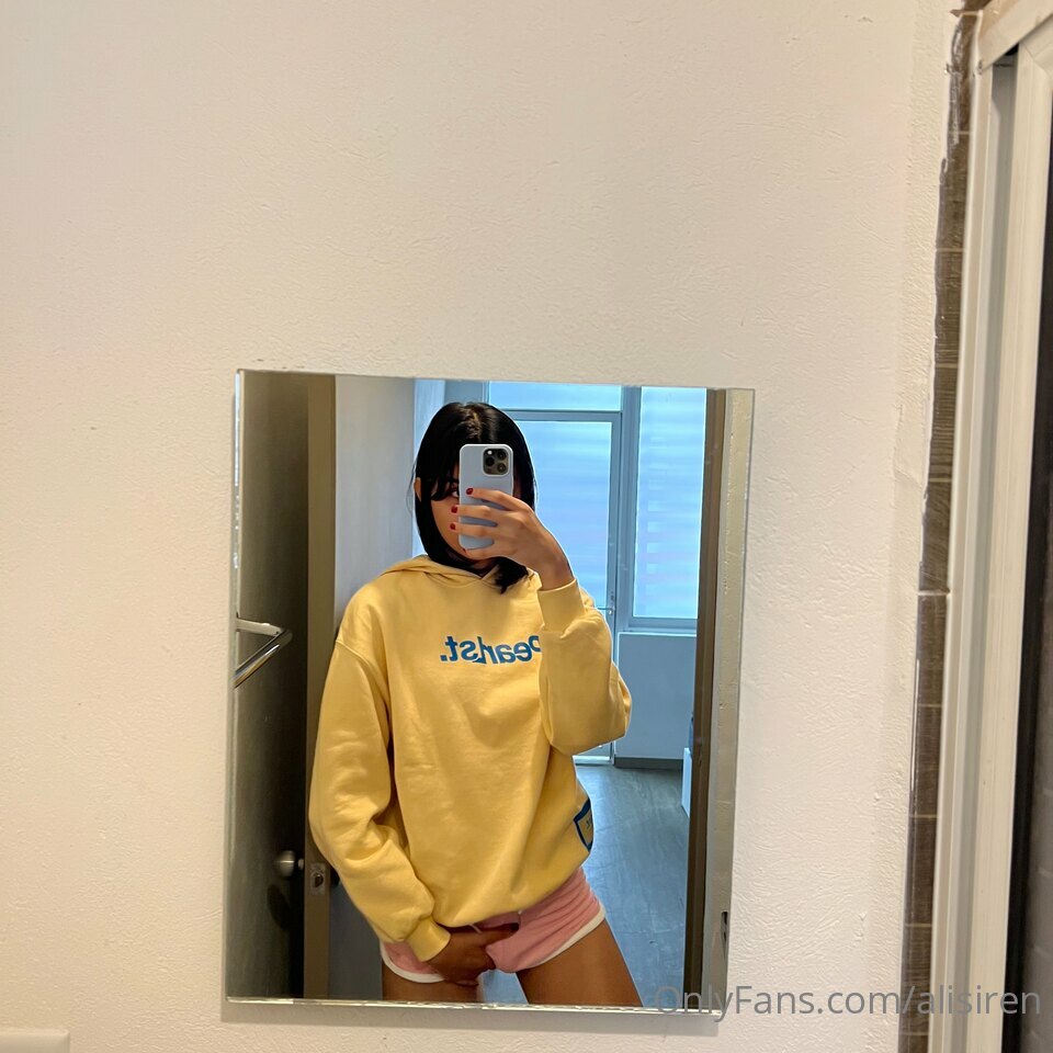 Trans Alice Calderon (alisiren) se despindo devagar, de lingerie preta na cama