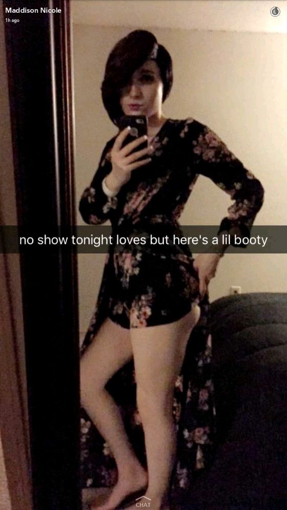 Nua tomando sol na varanda — travesti Manu Maya sem censura
