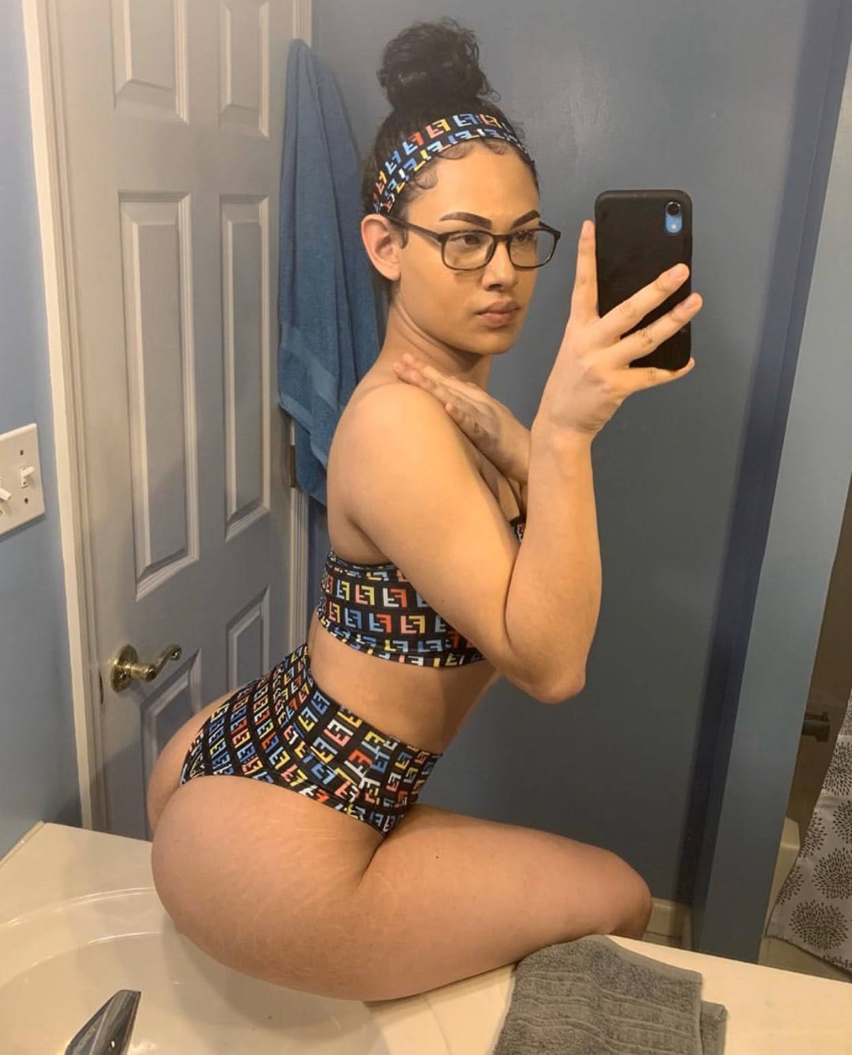 Vídeo +18 trans: Thick Diamond Vazou: de frente pro espelho sem roupa