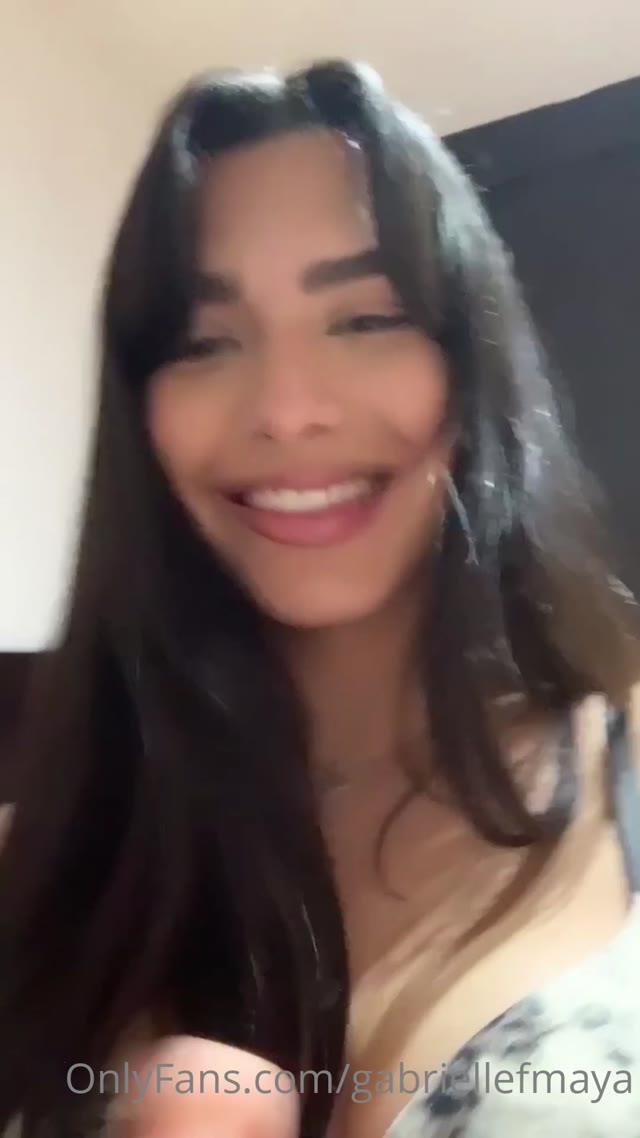 Gabrielle F Maya: trans amadora brasileira, Maravilhosa tirando a roupa bem