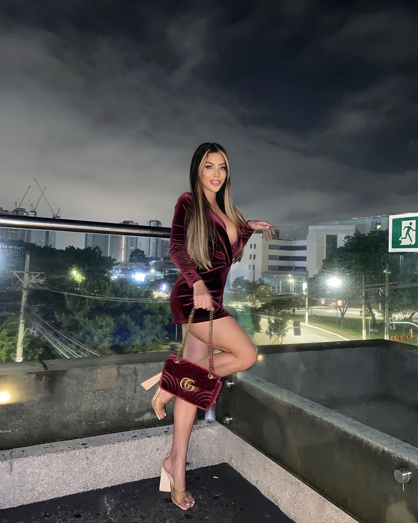 Maria Eduarda escandalosa de quatro no sofá