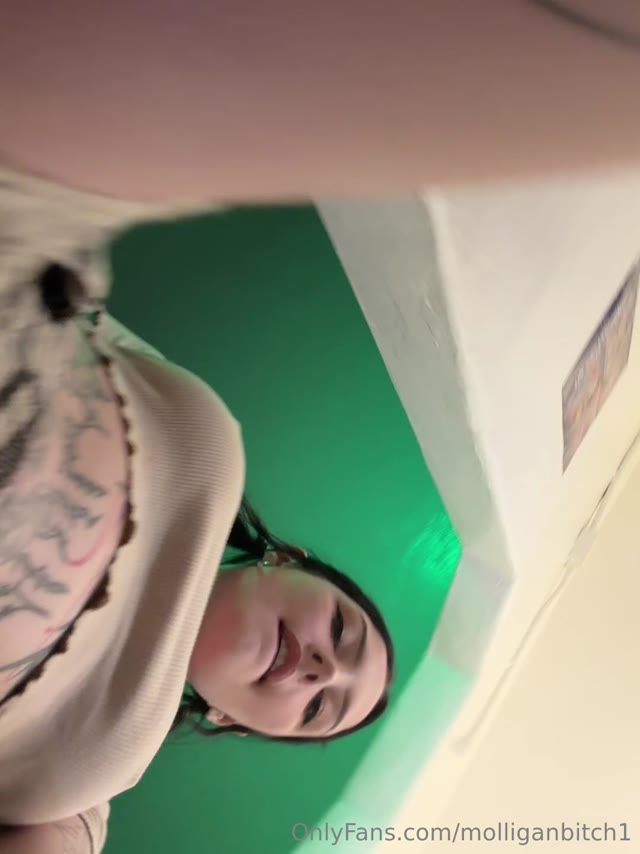 Vídeo +18 trans: molliganbitch | Julia Molligan deliciosa, se tocando embaixo