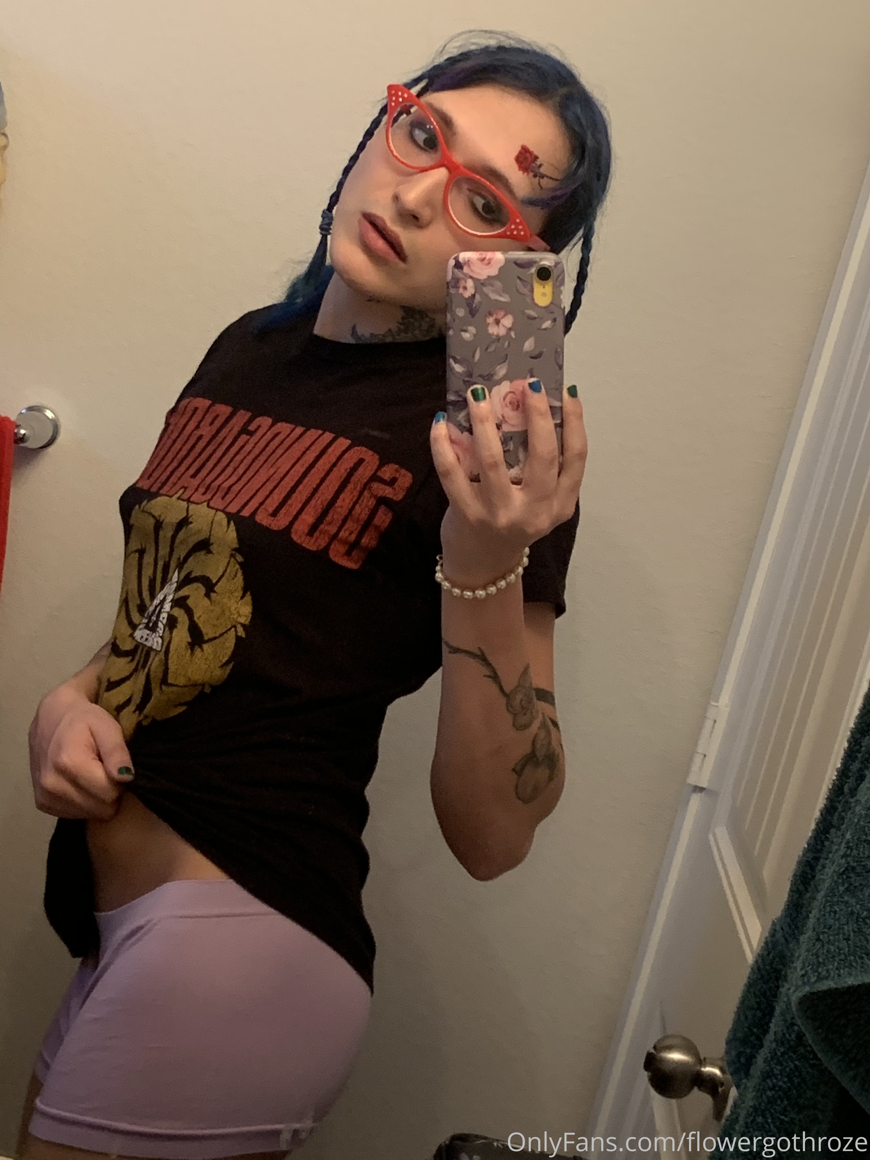 Vídeo +18 trans: Flowergoth Roze tirando a roupa bem devagar