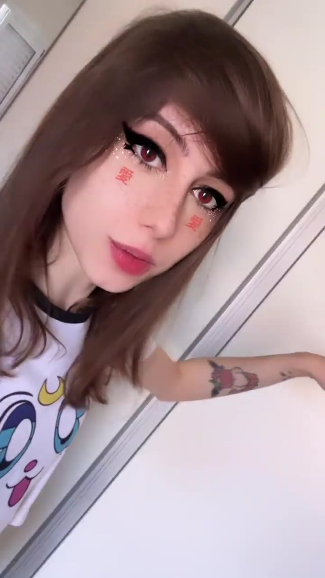 Vídeo +18 trans: Sayuri Mattar De lingerie preta na cama