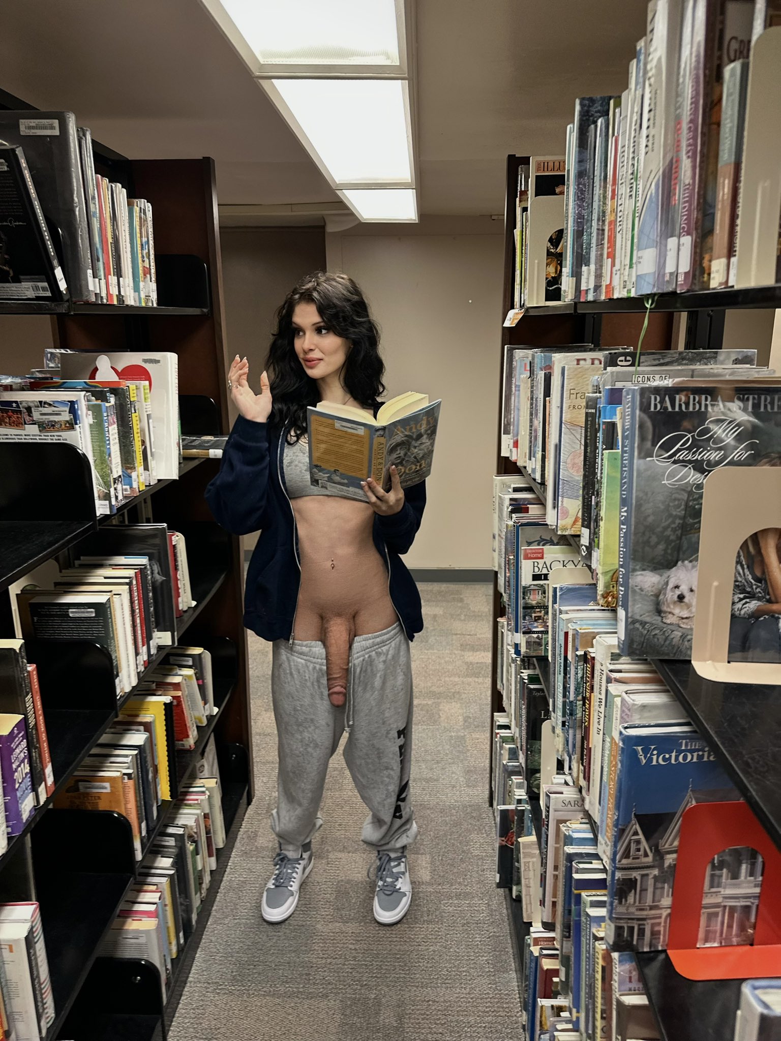 Trans Manu Maya se despindo devagar, provocando dentro do closet