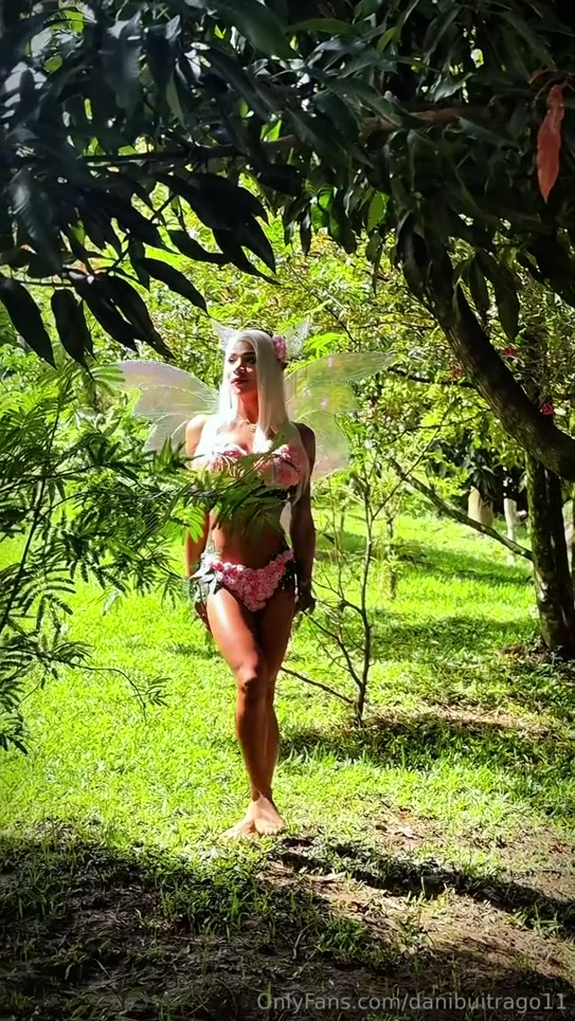 Trans danibuitrago11 / divavirtual11 dançando de fio dental