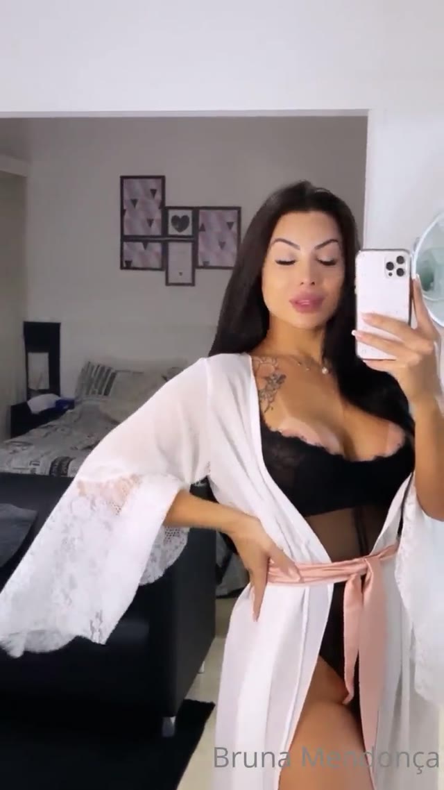 Vídeo +18 trans: Bruna Mendonça Empinando a bunda pra câmera