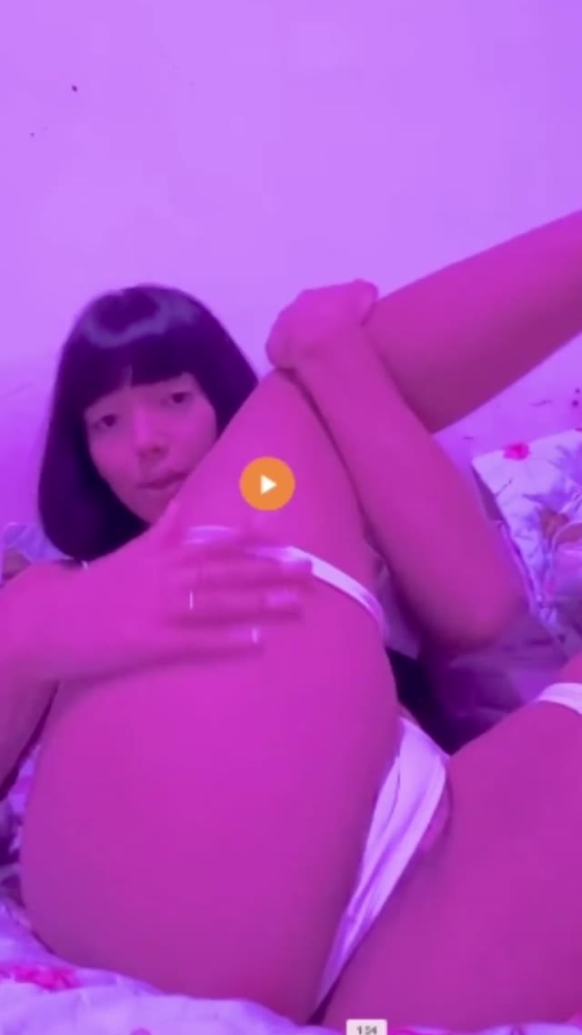 Trans Ninfa Japa Na banheira cheia de espuma