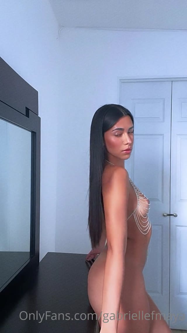 Tgirl Gabrielle F Maya Vazou: dançando de fio dental