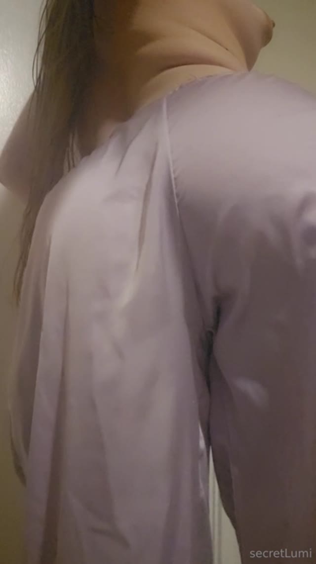 Vídeo +18 trans: Lumi brincando sozinha na cama