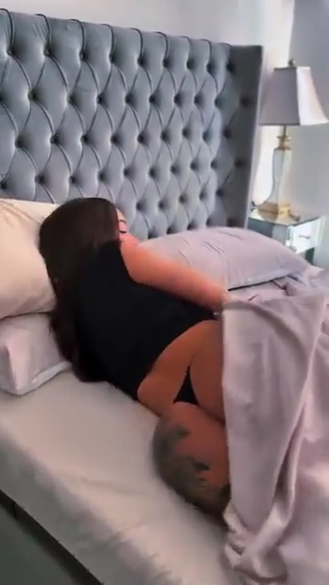 Maria Eduarda safada sem calcinha na varanda — travesti Maria Eduarda