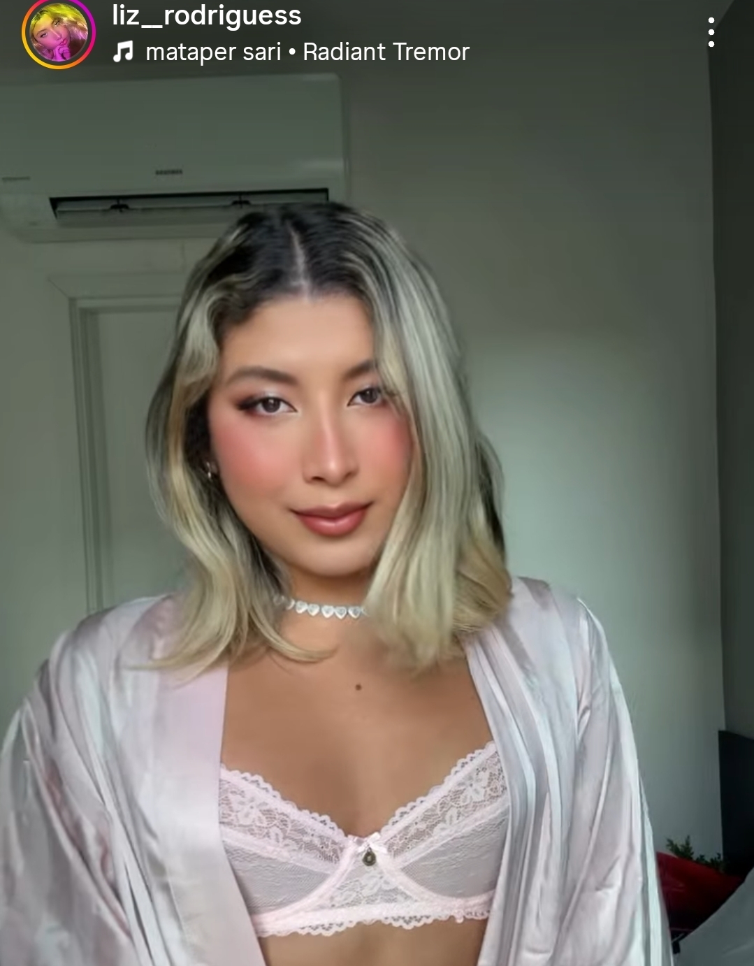 Vídeo +18 trans: Manu Maya rebolando sem parar, com o bumbum empinado na cama