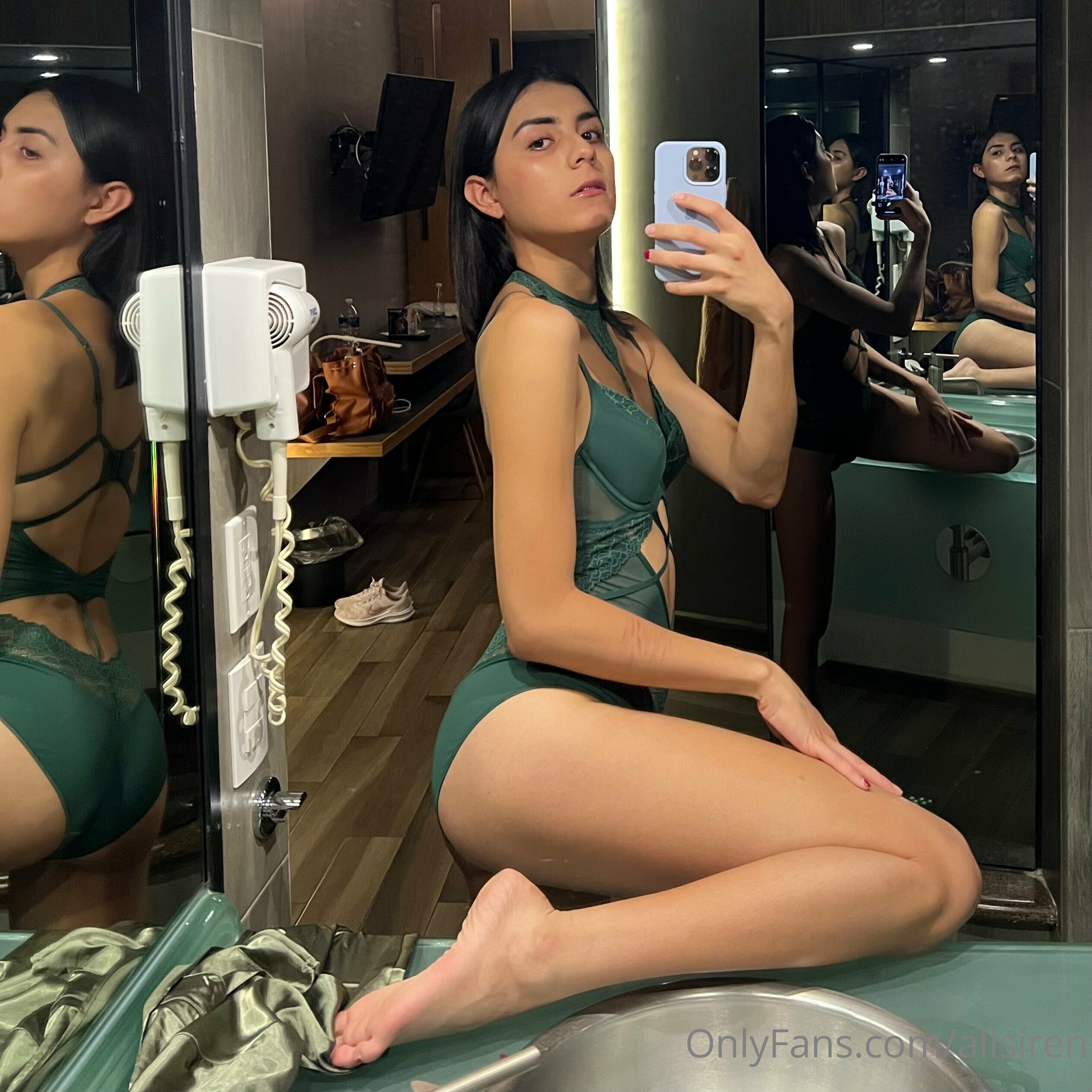 Vídeo +18 trans: Alice Calderon (alisiren) empinando a bunda pra câmera