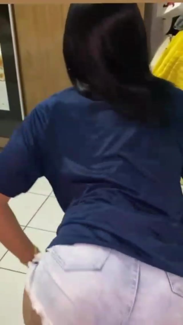 Ninfa Japa: trans amadora brasileira, dançando de fio dental 💦