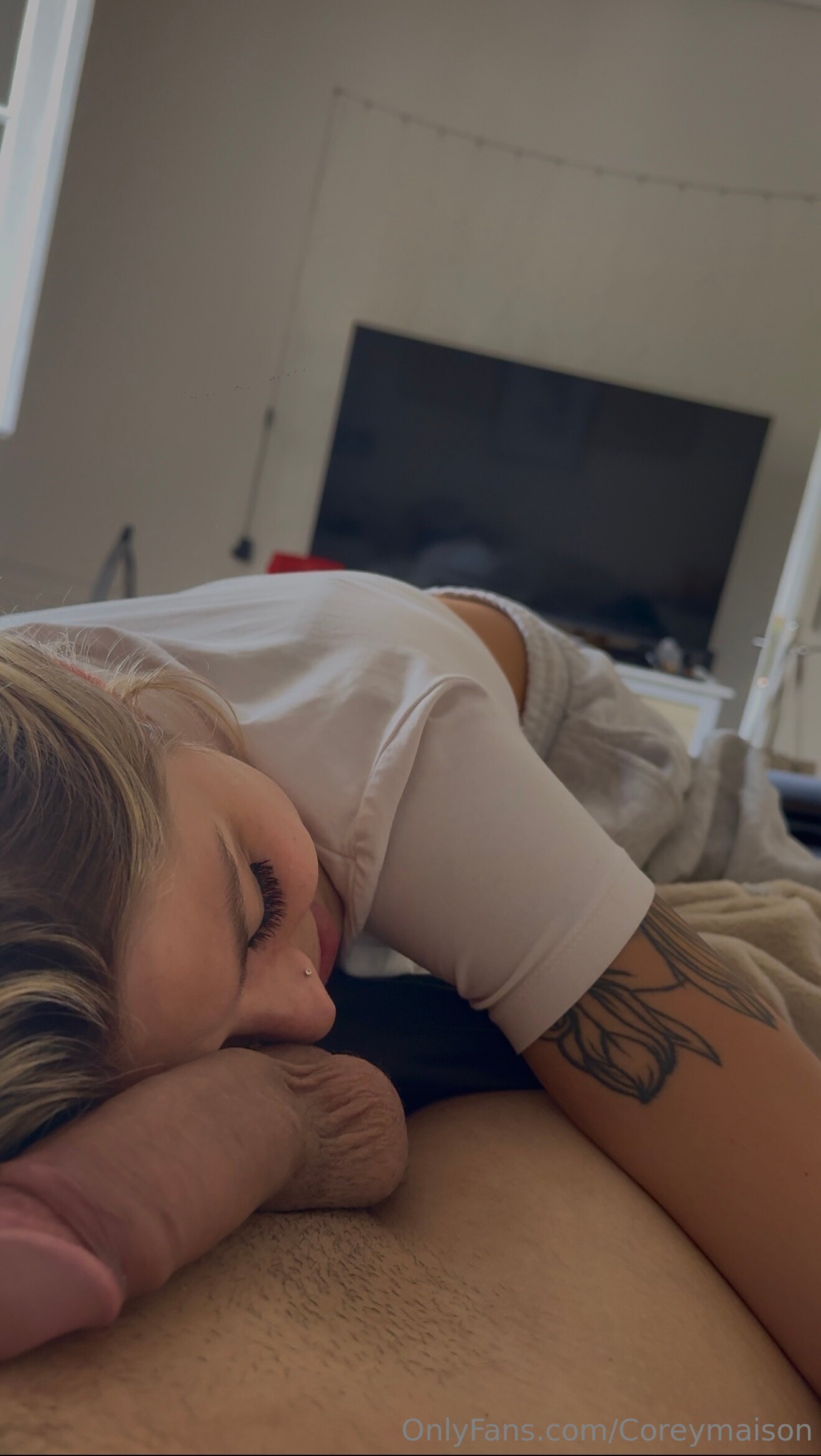 Atrevida rebolando só de shortinho — travesti Corey Maison sem censura