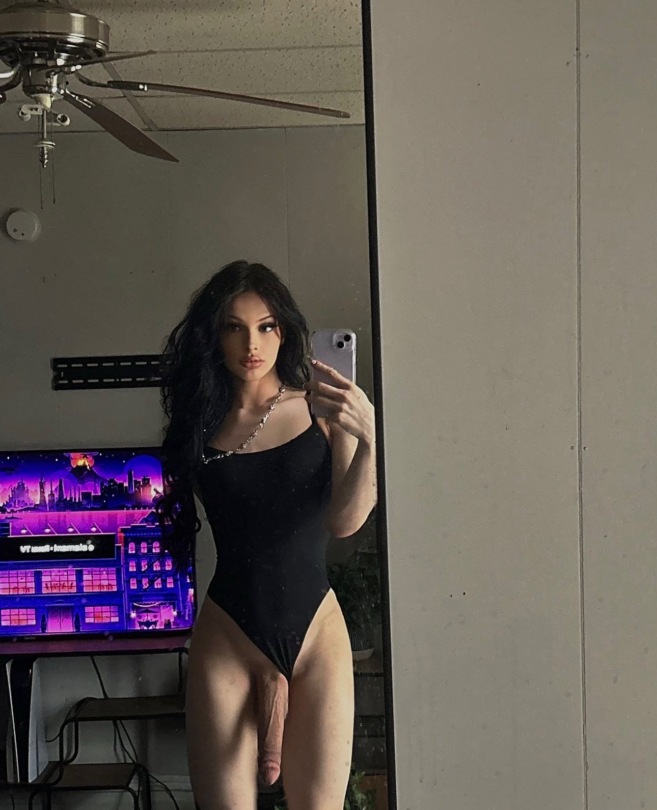Manu Maya: trans amadora brasileira, Envolvente sentando gostoso no travesseiro