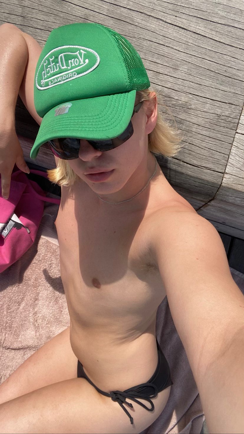 Trans Yourfavebbyboy de frente pro espelho sem roupa