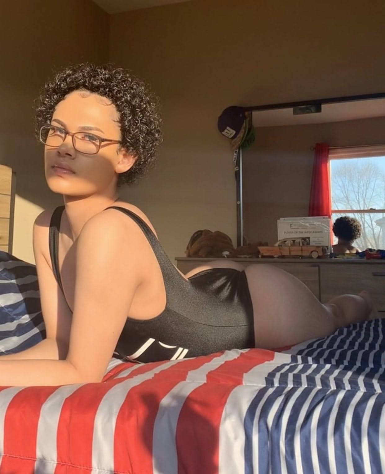 Vídeo +18 trans: Thick Diamond de regata sem sutiã