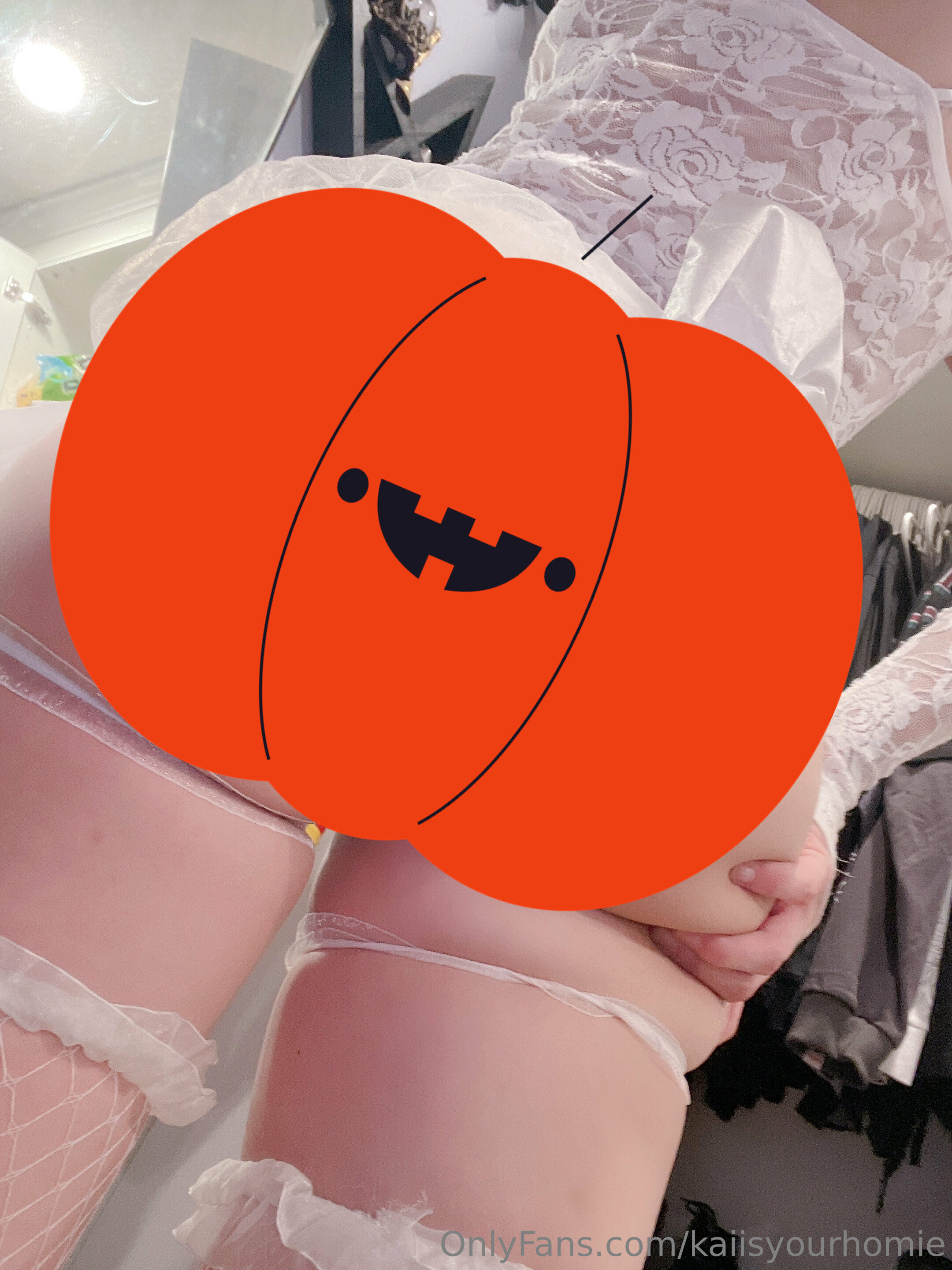Trans Kaiisyourhomie Provocando de quatro no chão