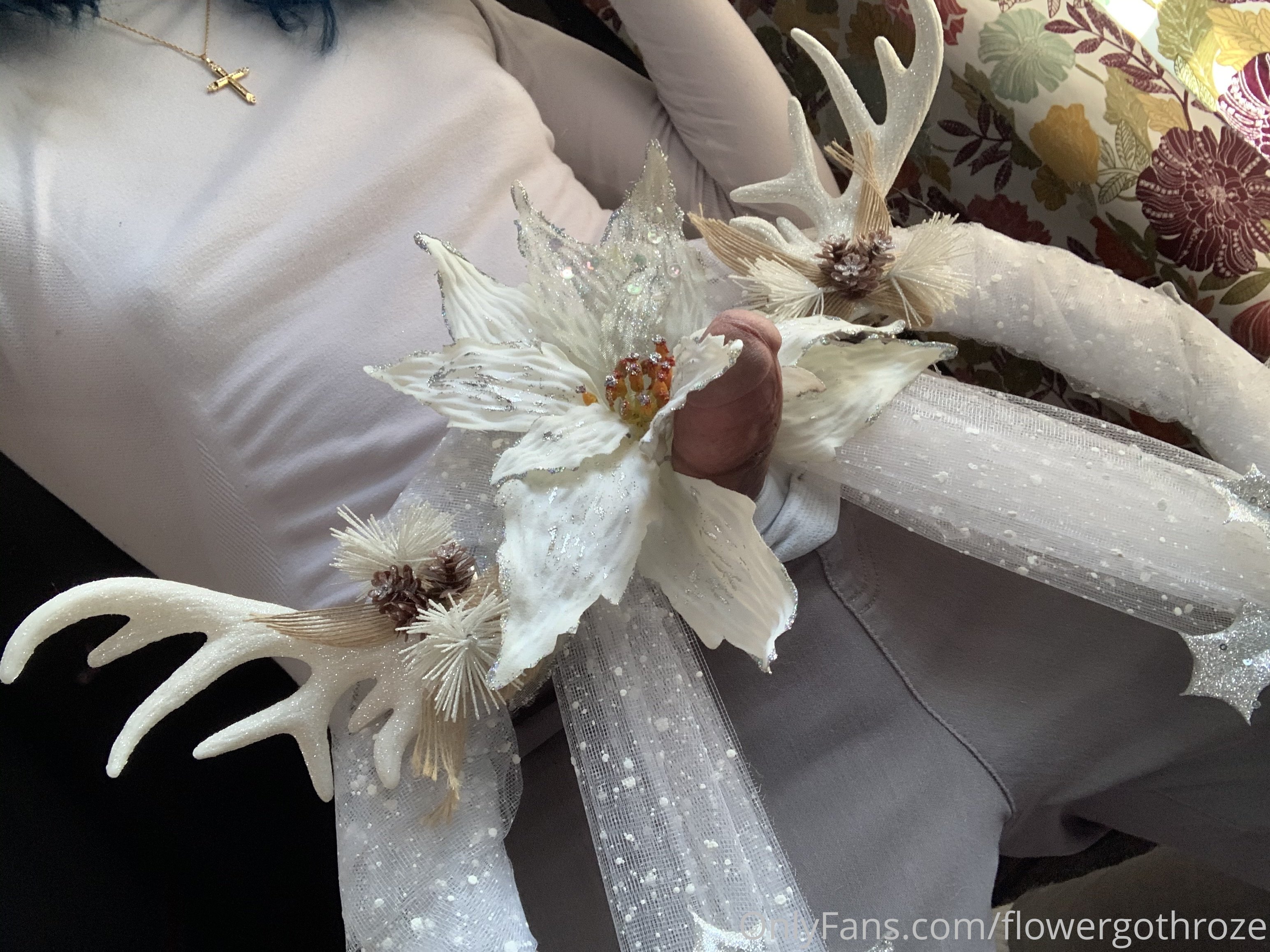 Atrevida rebolando gostoso — travesti Flowergoth Roze sem censura