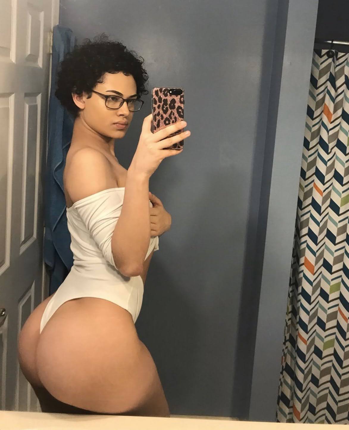 Thick Diamond: trans amadora brasileira, Mostrando os peitos na chamada