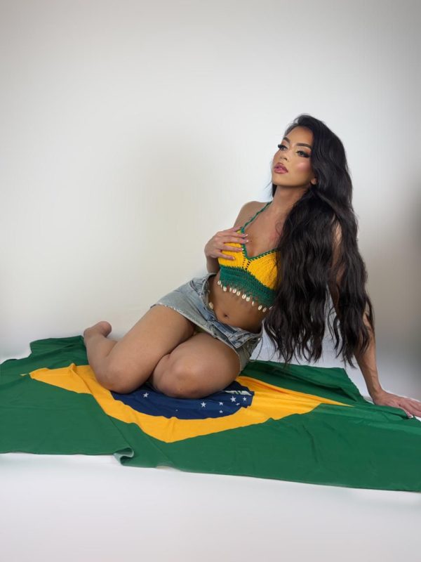 Gostosa, rebolando só de shortinho — travesti Hellen Salvatore/@rayssahellen
