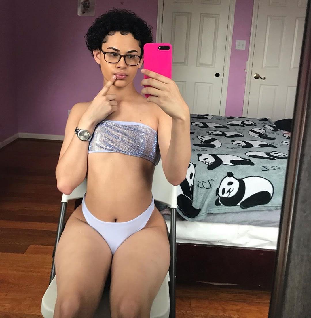 Thick Diamond: trans amadora brasileira, provocante, mostrando os peitos