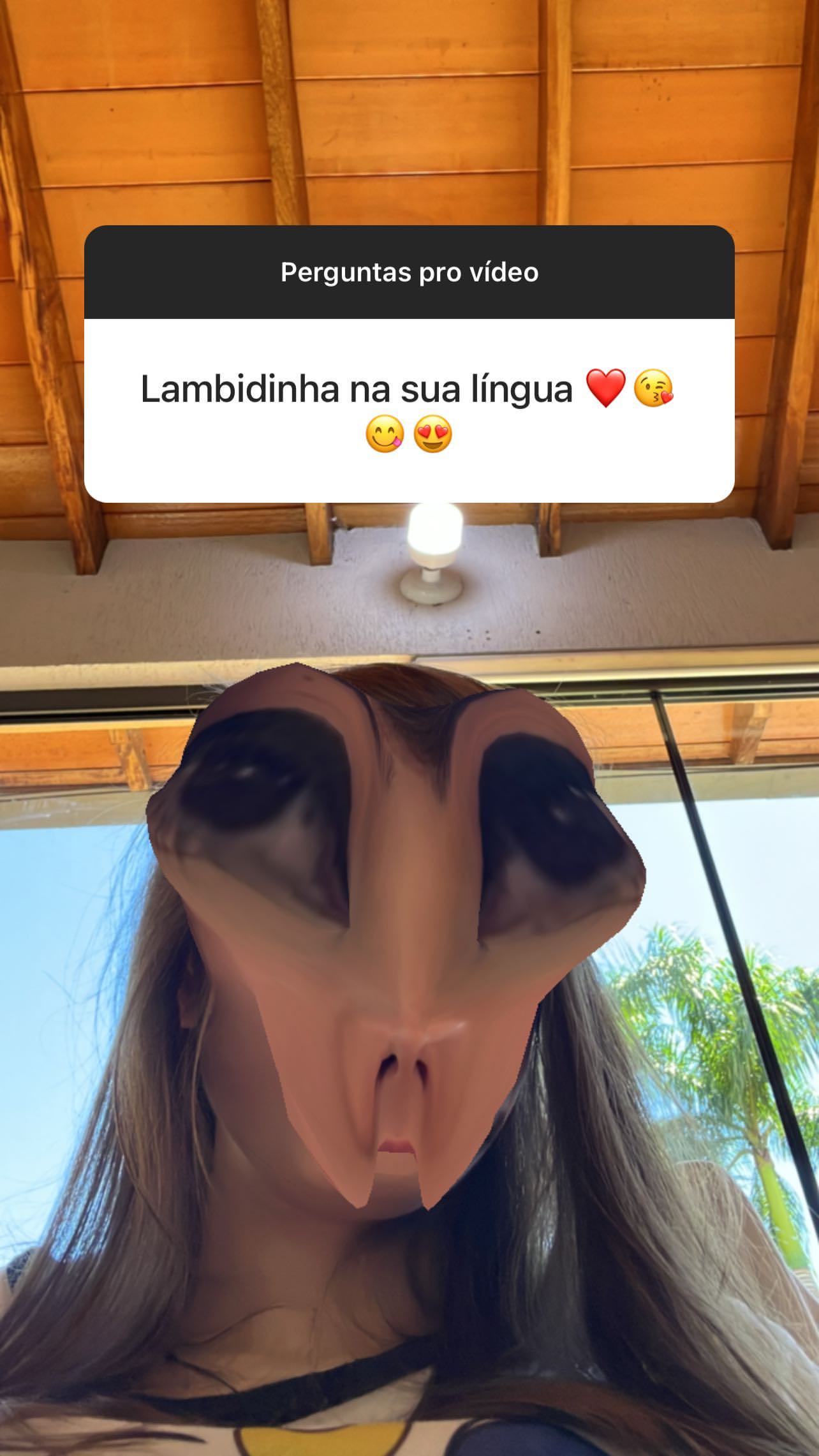 Trans Sayuri Mattar perfeita de salto alto e mais nada