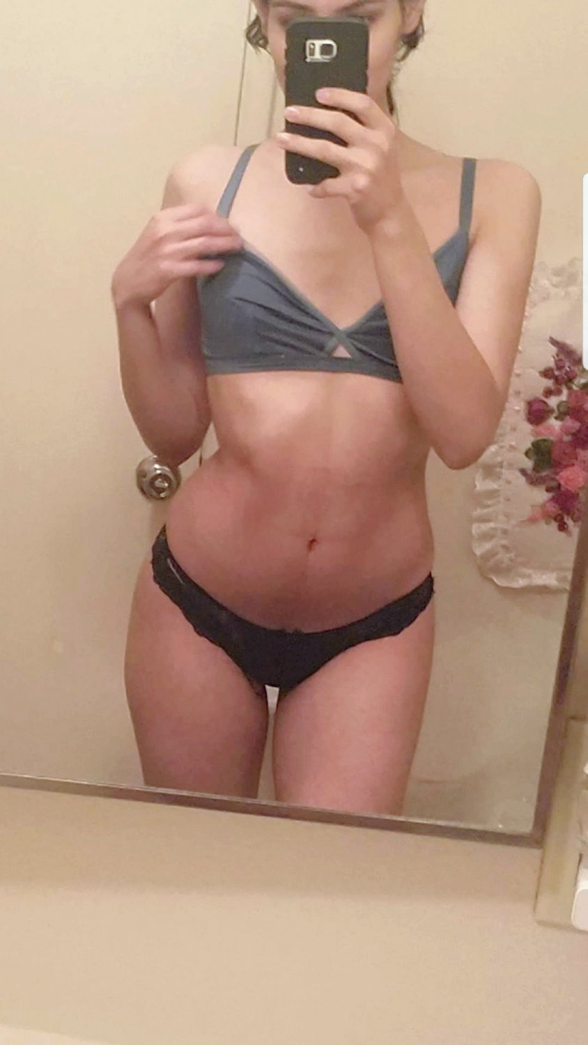 Tgirl gingersnapuu \ tnextdoorthrowaway dançando funk sem roupa