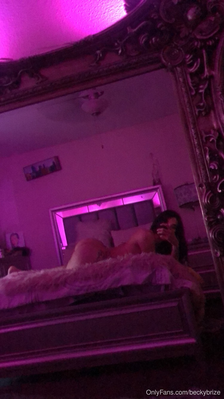 Tgirl Manu Maya seduzindo a câmera, safada assim que acordou
