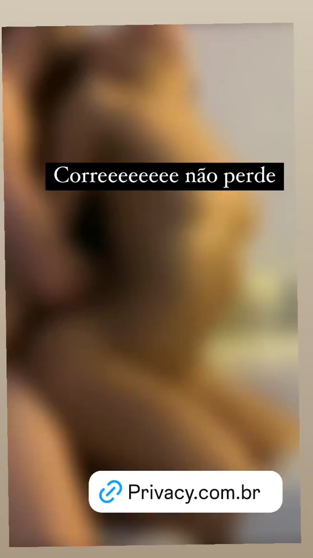 Tgirl Yuna Mesquita / Alexia Mesquita Num striptease completo — Yuna Mesquita
