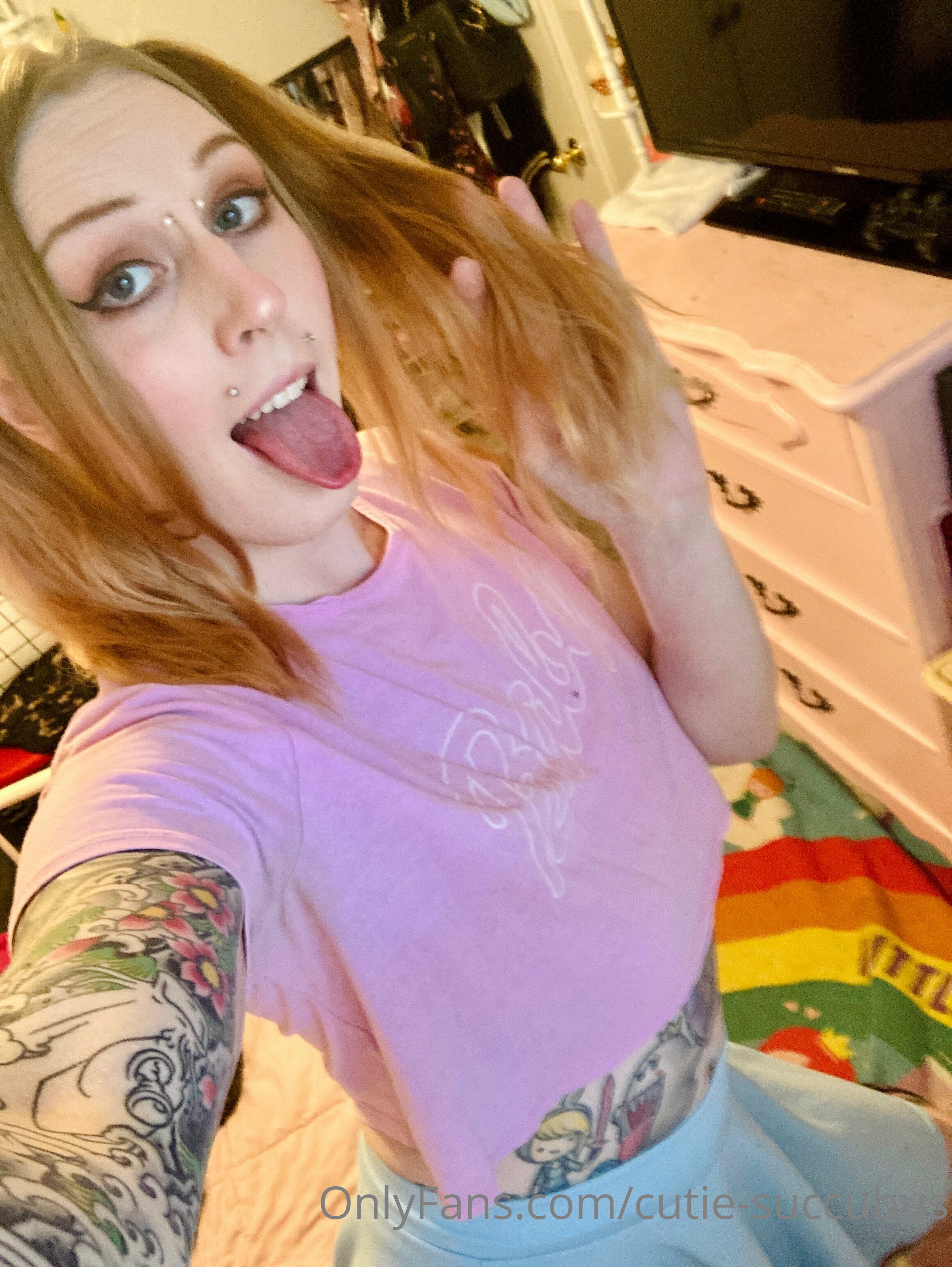 Seduzindo a câmera, rebolando gostoso — travesti BansheesSidney/Cutiesuccubus