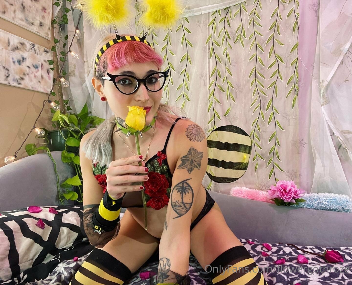 Flowergoth Roze: trans amadora brasileira, gostosa, de frente pro espelho sem