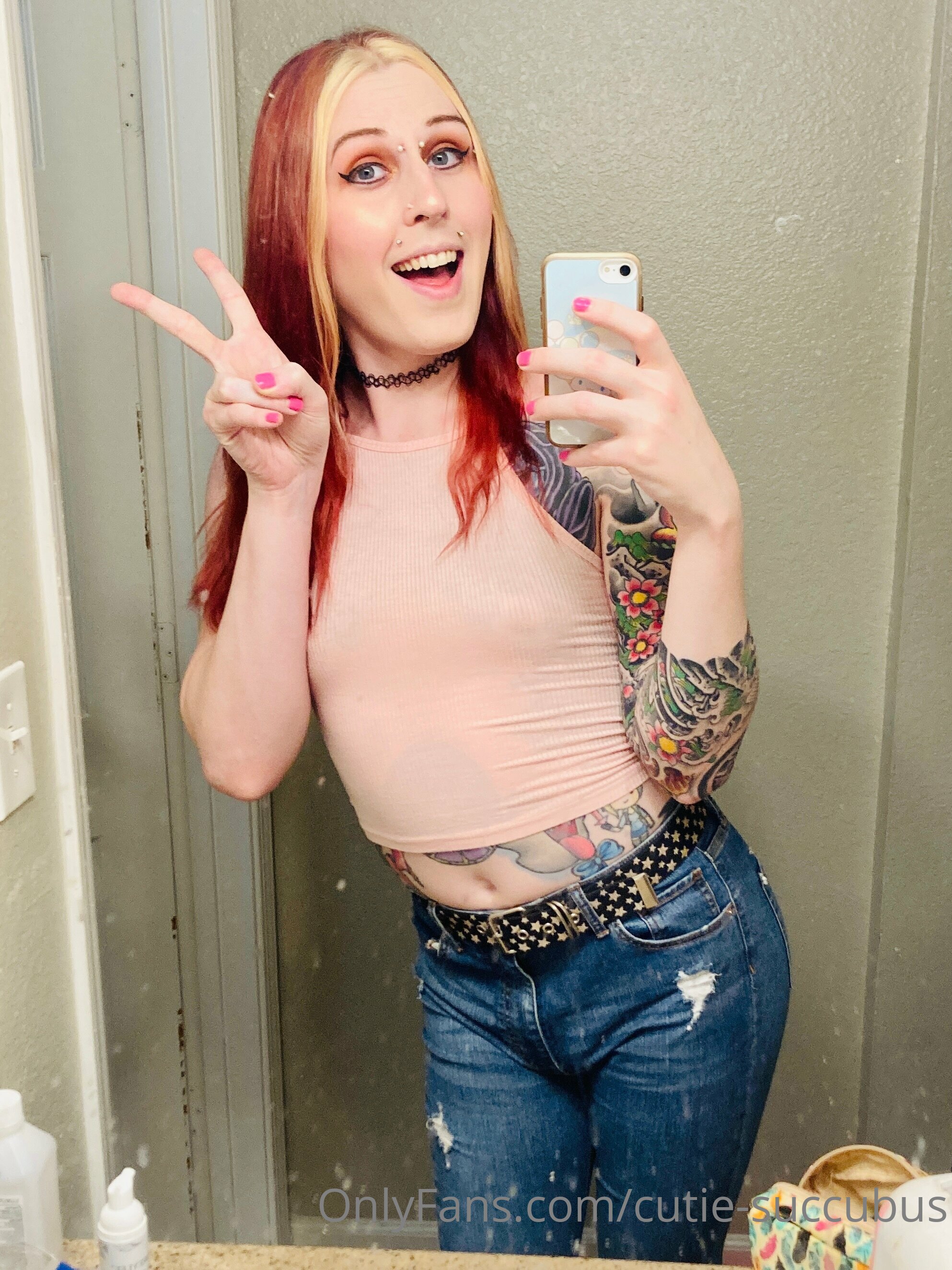 Exibindo o corpão, sentando gostoso no travesseiro — travesti