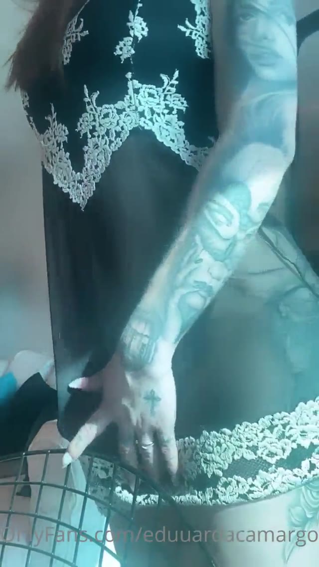 Maria Eduarda de calcinha molhada no chuveiro 😏 — travesti Maria Eduarda