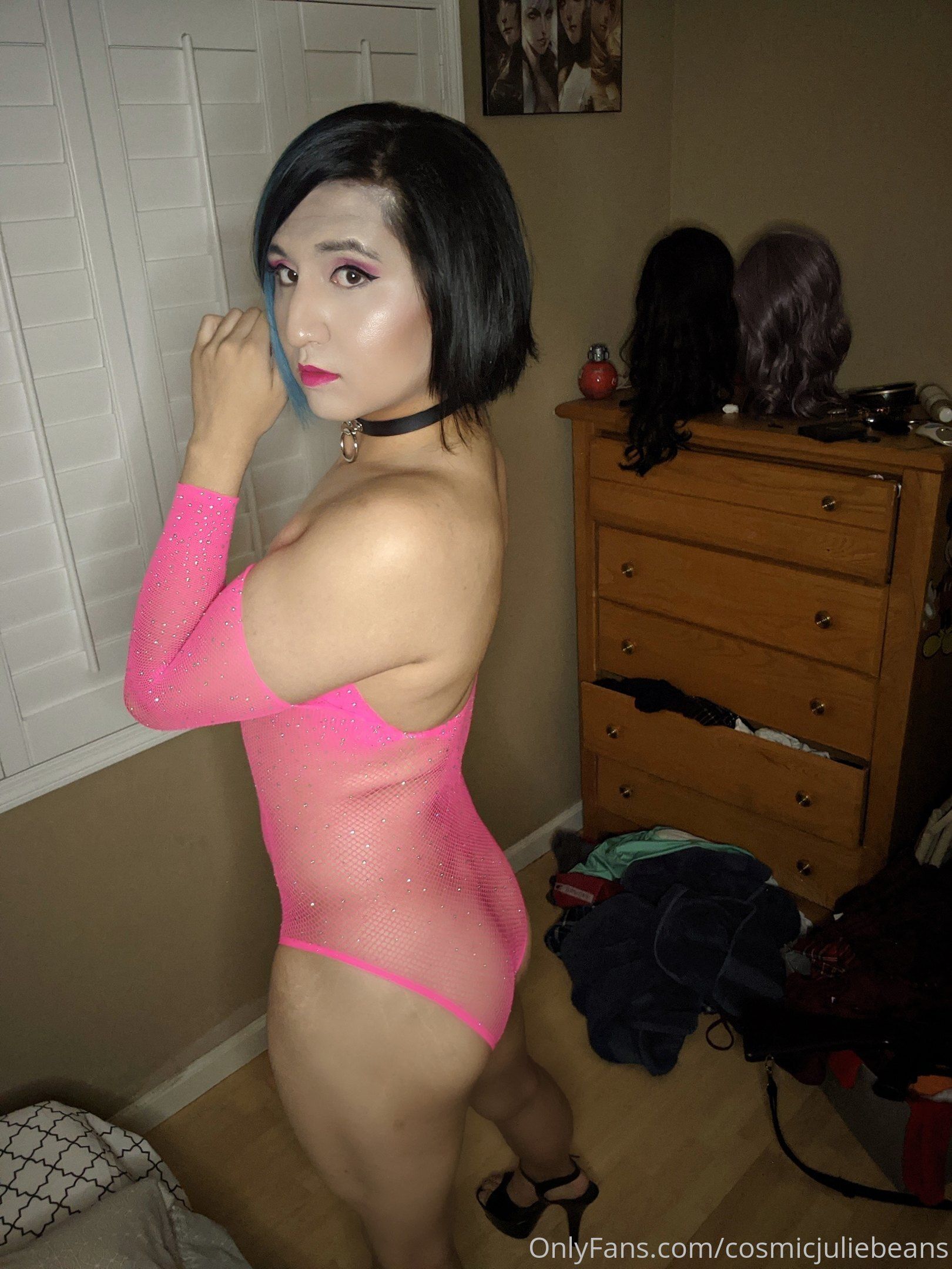 Vídeo +18 trans: CosmicJulieBeans com close na bunda durinha 😏