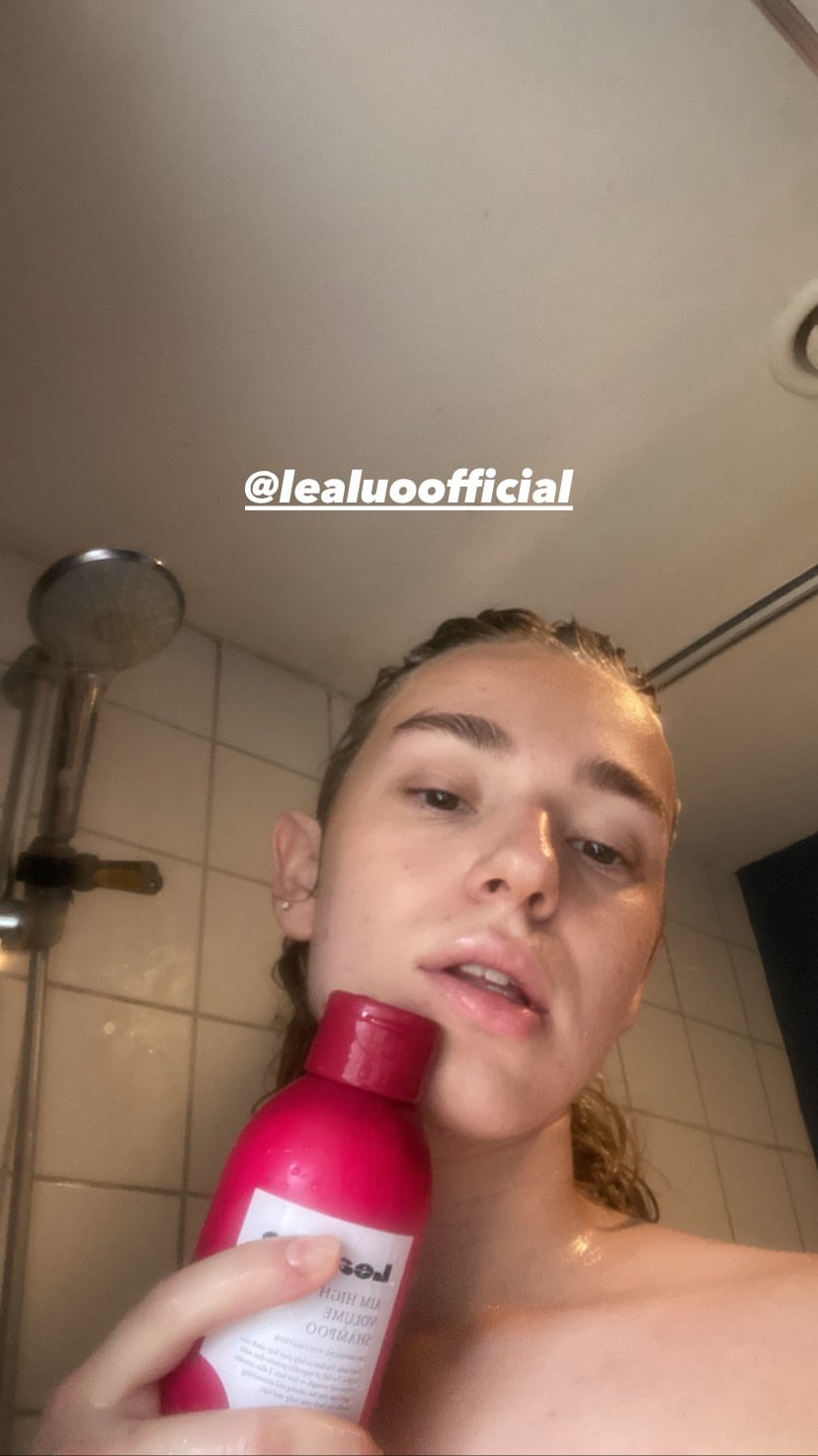 Yourfavebbyboy: trans amadora brasileira, Registro íntimo de nua tomando sol