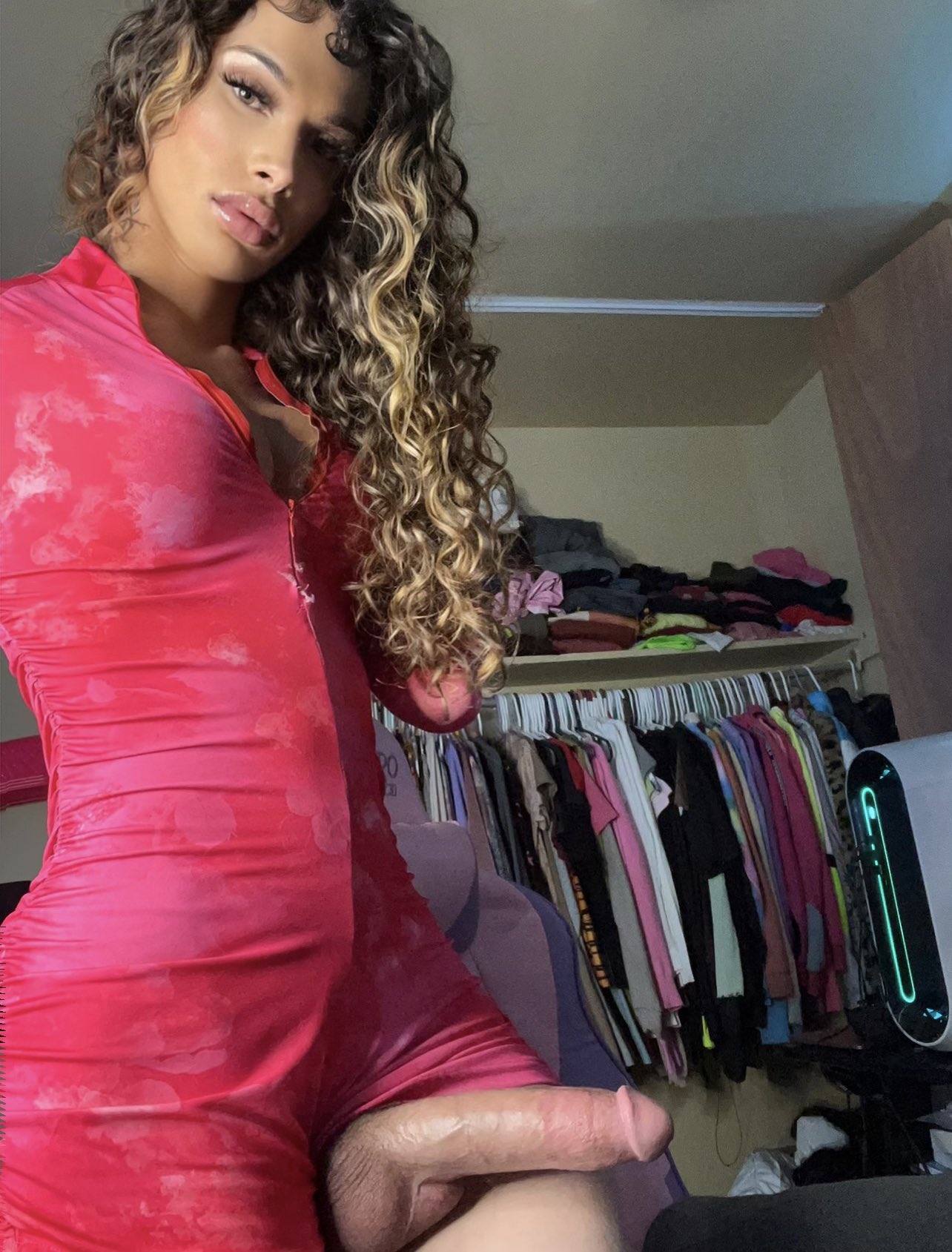Exibindo o corpão, sentando gostoso no travesseiro — travesti Manu Maya sem