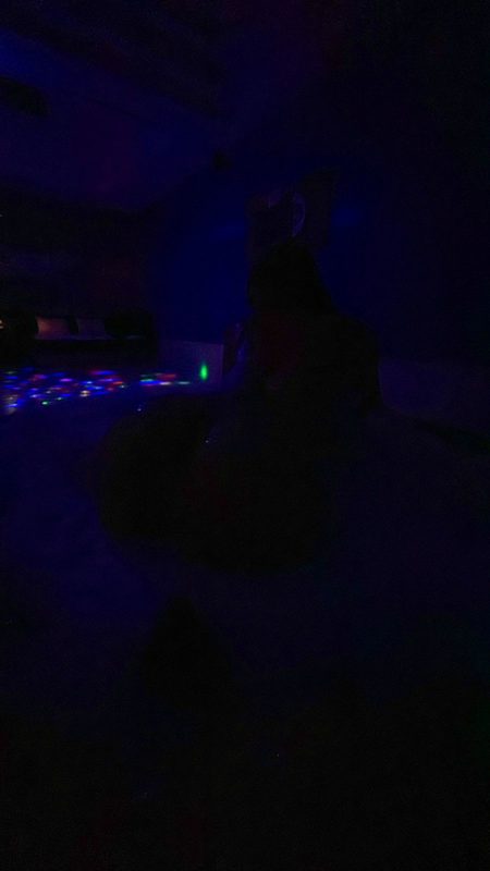 Tgirl Hellen Salvatore/@rayssahellen sapeca, se tocando embaixo do lençol