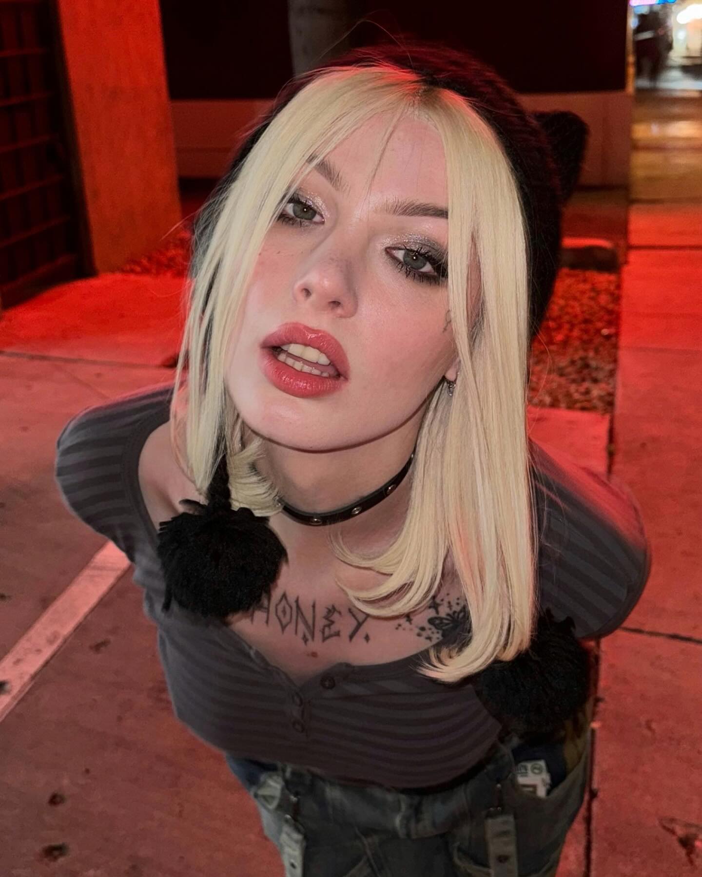Trans molliganbitch | Julia Molligan tesuda gemendo baixinho sozinha